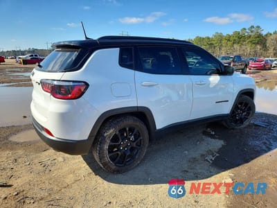 Trzecie zdjęcie samochodu z tyłu: 2022 JEEP COMPASS LATITUDE VIN:3C4NJCBB8NT179854 - miniatura