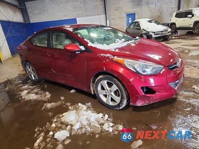 Czwarte zdjęcie samochodu z boku: 2013 HYUNDAI ELANTRA GLS VIN:5NPDH4AE2DH448342 - miniatura