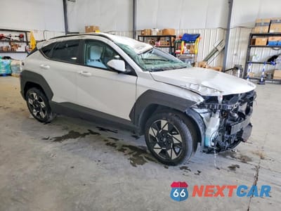 Czwarte zdjęcie samochodu z boku: 2025 HYUNDAI KONA SEL VIN:KM8HBCAB5SU283873 - miniatura