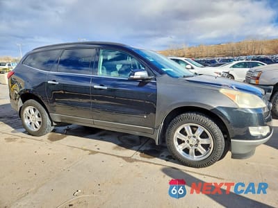 Czwarte zdjęcie samochodu z boku: 2010 CHEVROLET TRAVERSE LT VIN:1GNLVFED2AS122627 - miniatura