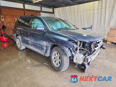 Czwarte zdjęcie samochodu z boku: 2013 TOYOTA HIGHLANDER PLUS VIN:5TDBK3EH2DS270577 - miniatura