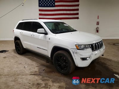 Czwarte zdjęcie samochodu z boku: 2017 JEEP GRAND CHEROKEE LAREDO VIN:1C4RJFAG9HC840307 - miniatura