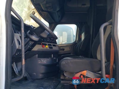 Piąte zdjęcie samochodu w środku: 2018 FREIGHTLINER CASCADIA 126 SEMI TRUCK VIN:3AKJHHDR4JSJC6858 - miniatura