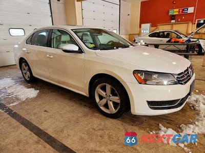 Czwarte zdjęcie samochodu z boku: 2012 VOLKSWAGEN PASSAT SE VIN:1VWBP7A34CC096365 - miniatura