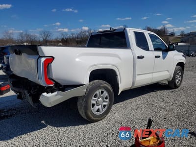 Trzecie zdjęcie samochodu z tyłu: 2025 TOYOTA TUNDRA SR VIN:5TFKB5DAXSX330449 - miniatura