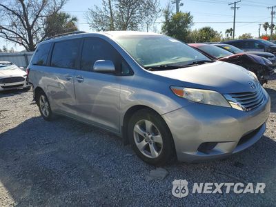 Czwarte zdjęcie samochodu z boku: 2017 TOYOTA SIENNA LE VIN:5TDKZ3DC8HS776308 - miniatura