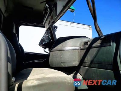 Piąte zdjęcie samochodu w środku: 2019 VOLVO VHD SEMI TRUCK VIN:4V4KC9EJ3KN204114 - miniatura