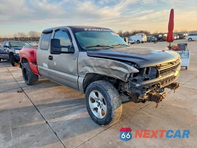 Czwarte zdjęcie samochodu z boku: 2000 CHEVROLET SILVERADO K1500 VIN:1GCEK19TXYZ300610 - miniatura