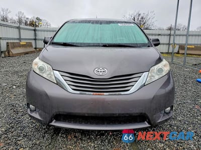 Piąte zdjęcie samochodu w środku: 2011 TOYOTA SIENNA XLE 8-PASSENGER VIN:5TDYK3DC8BS166088 - miniatura