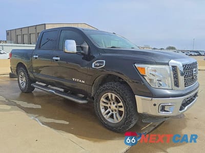 Czwarte zdjęcie samochodu z boku: 2017 NISSAN TITAN SV VIN:1N6AA1E61HN500555 - miniatura