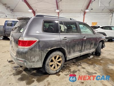 Trzecie zdjęcie samochodu z tyłu: 2011 TOYOTA HIGHLANDER BASE VIN:5TDBK3EH0BS052750 - miniatura