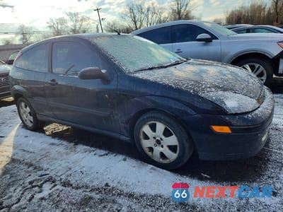 Czwarte zdjęcie samochodu z boku: 2002 FORD FOCUS ZX3 VIN:3FAFP31322R191705 - miniatura