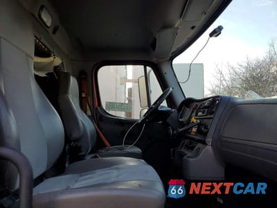 Piąte zdjęcie samochodu w środku: 2018 FREIGHTLINER BUSINESS CLASS M2 REFRIGERATED BOX TRUCK VIN:3ALACXFEXJDJS9657 - miniatura