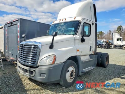 Drugie zdjęcie samochodu z przodu: 2015 FREIGHTLINER CASCADIA SEMI TRUCK VIN:1FUBGEDV8FLGH4743 - miniatura