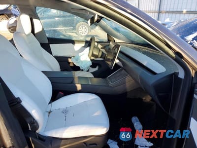 Zdjęcie 7 z 12 samochodu: 2026 TESLA MODEL Y VIN:7SAYGDEE8TA460474 - miniatura