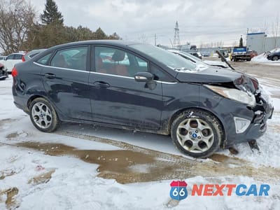 Czwarte zdjęcie samochodu z boku: 2013 FORD FIESTA TITANIUM VIN:3FADP4CJ2DM180969 - miniatura