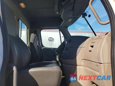 Piąte zdjęcie samochodu w środku: 2016 FREIGHTLINER CASCADIA 125 SEMI TRUCK VIN:1FUBGEDV7GLHC5750 - miniatura