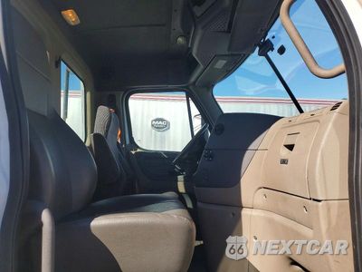 Piąte zdjęcie samochodu w środku: 2016 FREIGHTLINER CASCADIA 125 SEMI TRUCK VIN:1FUBGEDV7GLHC5750 - miniatura