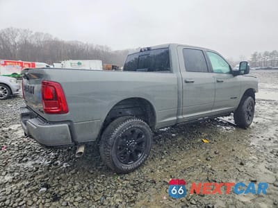Trzecie zdjęcie samochodu z tyłu: 2026 RAM 2500 LARAMIE VIN:3C6UR5FJ6TG181536 - miniatura