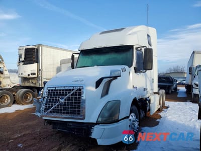 Drugie zdjęcie samochodu z przodu: 2011 VOLVO VNL SEMI TRUCK VIN:4V4NC9EJ5BN531434 - miniatura