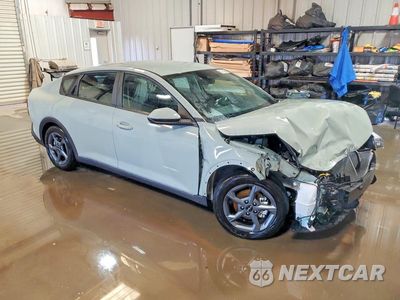 Czwarte zdjęcie samochodu z boku: 2025 KIA K4 LXS VIN:3KPFT4DE4SE221688 - miniatura