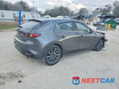Trzecie zdjęcie samochodu z tyłu: 2020 MAZDA 3 PREFERRED VIN:JM1BPAMMXL1175345 - miniatura