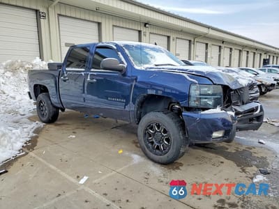 Czwarte zdjęcie samochodu z boku: 2011 CHEVROLET SILVERADO K1500 LT VIN:3GCPKSE3XBG295842 - miniatura