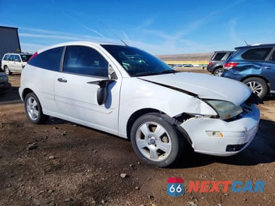 Czwarte zdjęcie samochodu z boku: 2005 FORD FOCUS ZX3 VIN:3FAHP31N85R142278 - miniatura