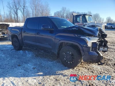 Czwarte zdjęcie samochodu z boku: 2024 TOYOTA TUNDRA CREWMAX SR VIN:5TFLA5DB4RX206591 - miniatura