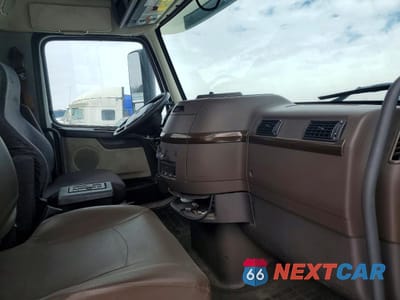 Piąte zdjęcie samochodu w środku: 2016 VOLVO VNL SEMI TRUCK VIN:4V4N39TG4GN965567 - miniatura