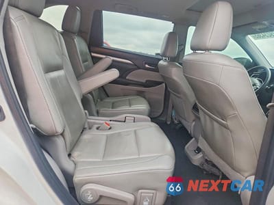 Zdjęcie 11 z 12 samochodu: 2019 TOYOTA HIGHLANDER SE VIN:5TDKZRFH9KS555979 - miniatura