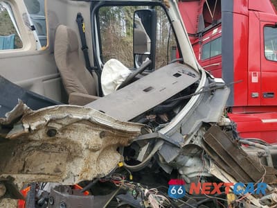 Piąte zdjęcie samochodu w środku: 2015 VOLVO VNL SEMI TRUCK VIN:4V4NC9EG6FN178132 - miniatura
