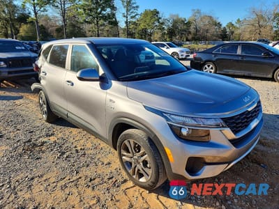 Czwarte zdjęcie samochodu z boku: 2022 KIA SELTOS LX VIN:KNDEPCAA8N7335645 - miniatura