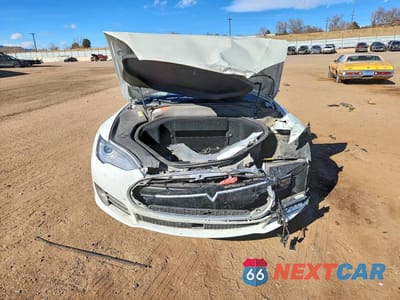 Piąte zdjęcie samochodu w środku: 2015 TESLA MODEL S 85 VIN:5YJSA1H15FFP74456 - miniatura