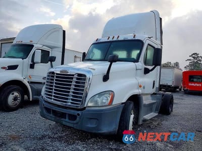 Zdjęcie 9 z 10 samochodu: 2016 FREIGHTLINER CASCADIA 125 SEMI TRUCK VIN:1FUBGEDV9GLHC5748 - miniatura