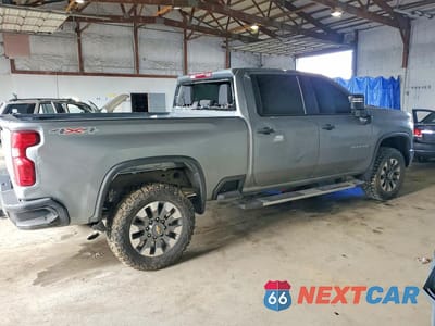Trzecie zdjęcie samochodu z tyłu: 2024 CHEVROLET SILVERADO K2500 CUSTOM VIN:2GC4YME77R1123271 - miniatura