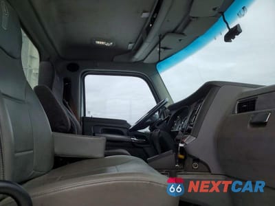 Piąte zdjęcie samochodu w środku: 2016 KENWORTH T680 SEMI TRUCK VIN:1XKYA48X5GJ496690 - miniatura