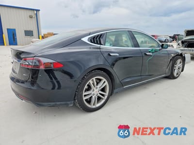 Trzecie zdjęcie samochodu z tyłu: 2015 TESLA MODEL S 85D VIN:5YJSA1H22FFP74830 - miniatura