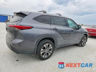 Trzecie zdjęcie samochodu z tyłu: 2022 TOYOTA HIGHLANDER XLE VIN:5TDGZRBH4NS183306 - miniatura