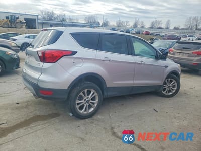 Trzecie zdjęcie samochodu z tyłu: 2019 FORD ESCAPE SE VIN:1FMCU9GDXKUB10656 - miniatura