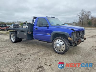 Czwarte zdjęcie samochodu z boku: 2001 CHEVROLET SILVERADO FLATBED TRUCK VIN:1GBJC34151F135588 - miniatura