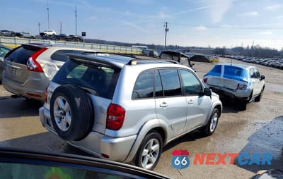 Trzecie zdjęcie samochodu z tyłu: 2005 TOYOTA RAV4 BASE VIN:JTEHD20V450052541 - miniatura