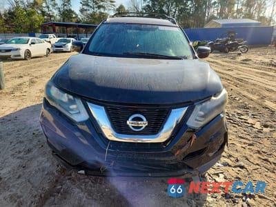 Piąte zdjęcie samochodu w środku: 2017 NISSAN ROGUE S VIN:5N1AT2MT4HC813617 - miniatura