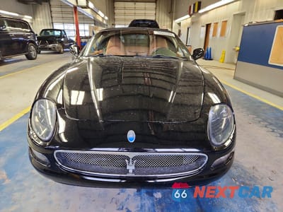 Piąte zdjęcie samochodu w środku: 2004 MASERATI SPYDER CAMBIOCORSA VIN:ZAMBB18A240011394 - miniatura