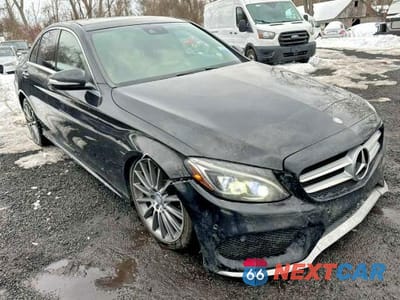 Czwarte zdjęcie samochodu z boku: 2015 MERCEDES-BENZ C 400 4MATIC VIN:55SWF6GBXFU027461 - miniatura