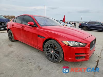 Czwarte zdjęcie samochodu z boku: 2018 JAGUAR XE PRESTIGE 2WD 25T 4C 4D SEDAN VIN:SAJAE4FX6JCP34869 - miniatura