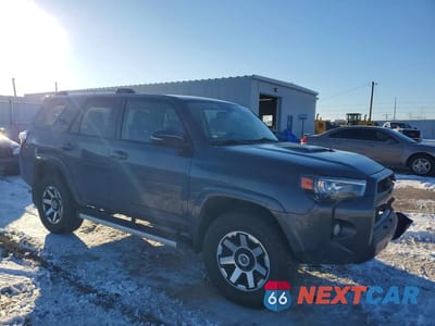 Czwarte zdjęcie samochodu z boku: 2018 TOYOTA 4RUNNER SR5/SR5 PREMIUM VIN:JTEBU5JR6J5498101 - miniatura