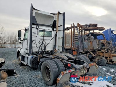 Trzecie zdjęcie samochodu z tyłu: 2018 VOLVO VNL SEMI TRUCK VIN:4V4N39TGXJN892471 - miniatura
