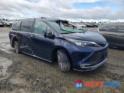 Czwarte zdjęcie samochodu z boku: 2024 TOYOTA SIENNA XLE 8-PASSENGER VIN:5TDYRKEC9RS183884 - miniatura