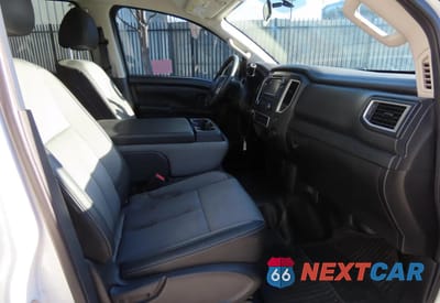 Piąte zdjęcie samochodu w środku: 2019 NISSAN TITAN S VIN:1N6AA1EK6KN518926 - miniatura